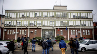 Rivolta nel carcere Beccaria a Milano, detenuti in cortile