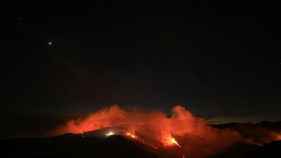 Casas carbonizadas y miles de evacuados por feroz incendio forestal en Malibú