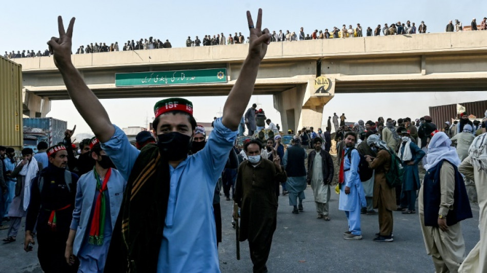  Des milliers de partisans de l'ex-Premier ministre Imran Khan aux portes d'Islamabad sous les lacrymogènes 