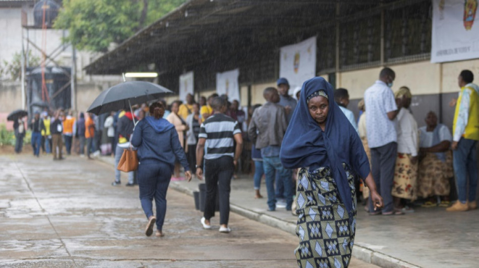 Mozambique abre la votación para elegir presidente y parlamento en un clima de tensión