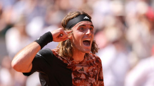 Tsitsipas sofre contra Vesely, mas avança à segunda rodada de Roland Garros