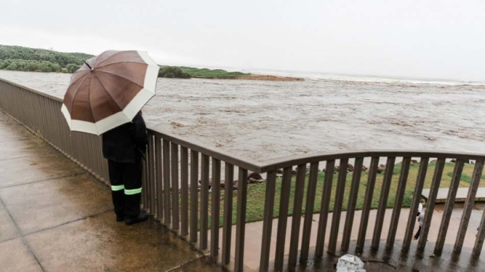 Afrique du Sud: pousser la boue, ramasser les débris après les inondations 