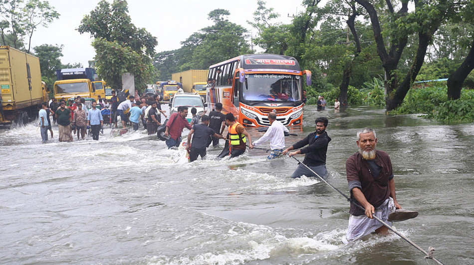 Alluvioni Bangladesh, 4,5 mln persone colpite e 13 morti