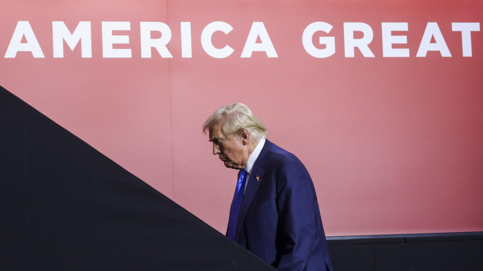 Trump ricompare alla convention Gop e sale sul palco