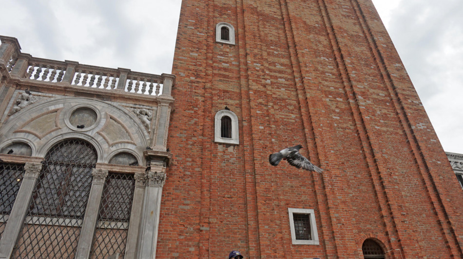 Cadono pezzi in cemento armato dal campanile di San Marco