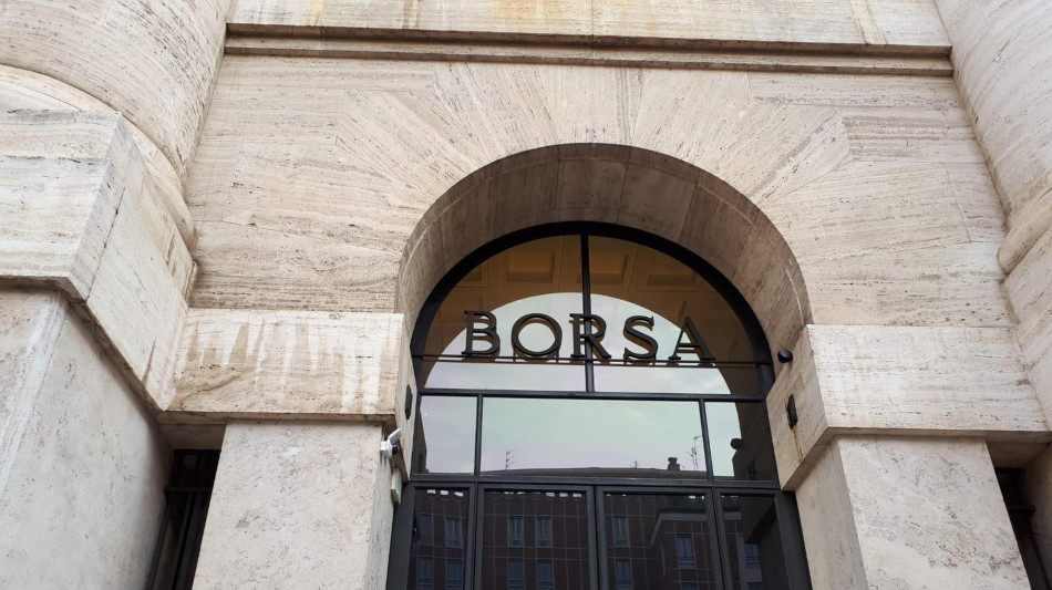 Borsa: Milano debole (-0,8%) con Europa guarda a banche centrali