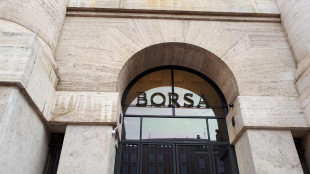 Borsa: Milano scivola nei primi scambi, -4% con banche