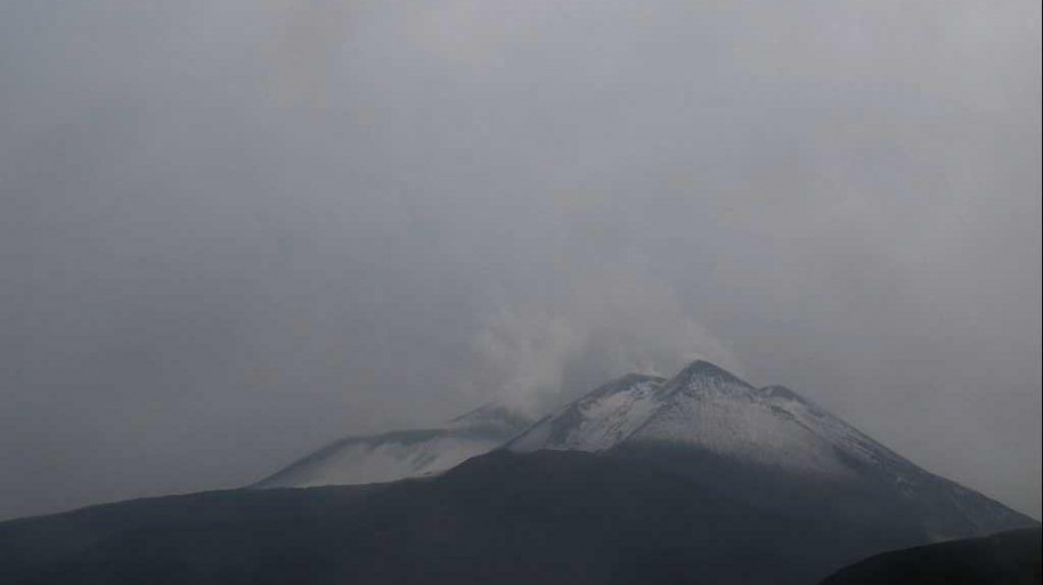 Freddo e neve sulla vetta dell'Etna, ma a Catania fa 30 gradi