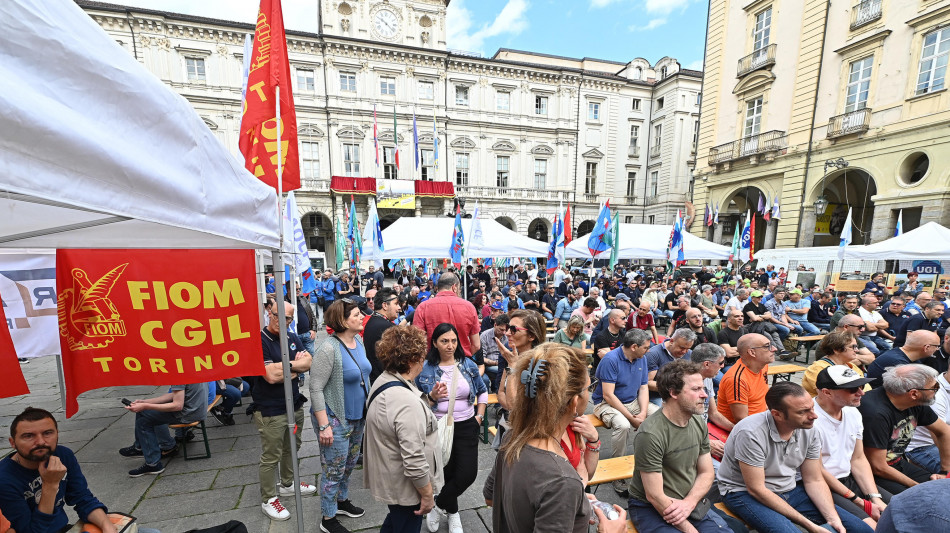 Sindacati Stellantis in piazza, non-stop a Torino