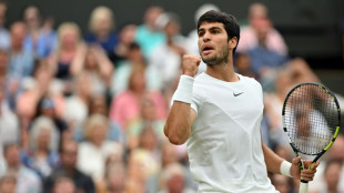 Alcaraz sofre para vencer Jarry mas iguala seu melhor resultado em Wimbledon ao ir às oitavas