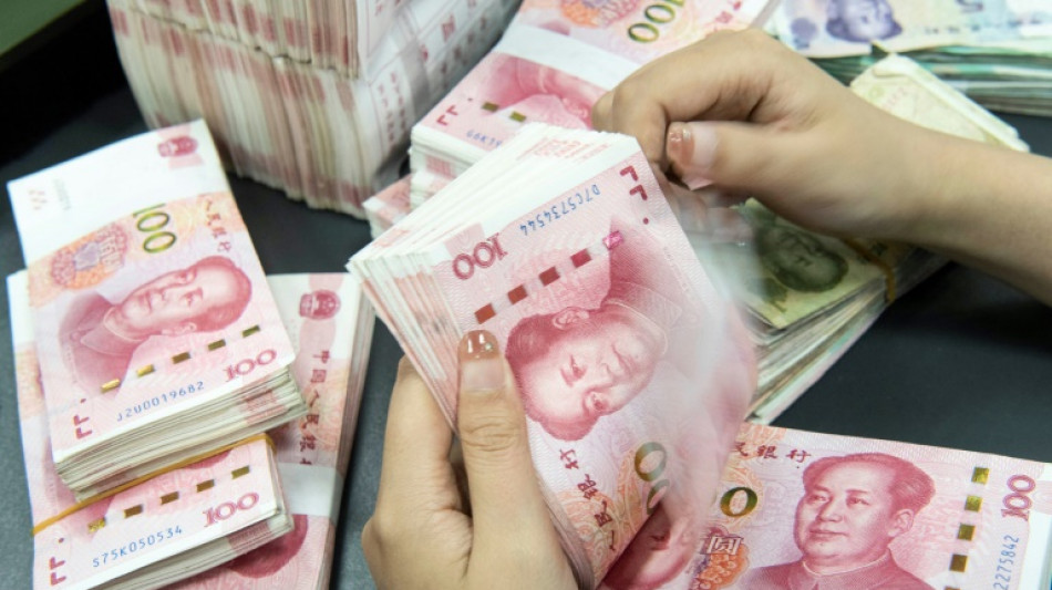 China reduz principais taxas de juros para apoiar uma economia em dificuldades