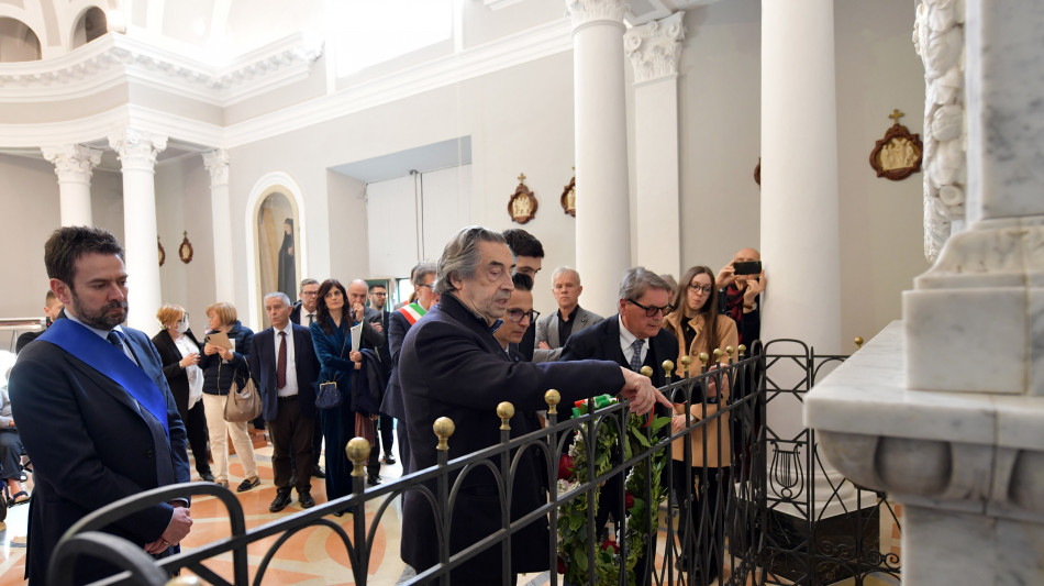 Muti a Maiolati per omaggio floreale a tomba di Gaspare Spontini