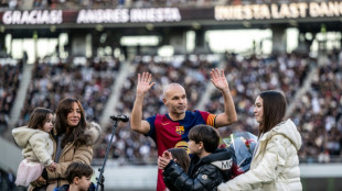 Iniesta se "despide" ante 45.000 espectadores en Tokio