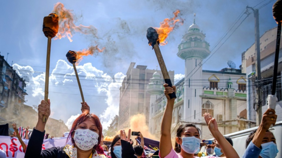 Un an après le coup d'Etat, la Birmanie s'enfonce dans la violence