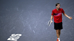 Medvedev cai na estreia no Masters 1000 de Paris