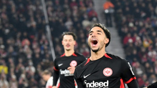 Eintracht Frankfurt goleia Heidenheim e se aproxima do Bayern