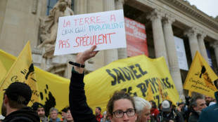 Action de la Confédération paysanne à Paris contre le libre-échange