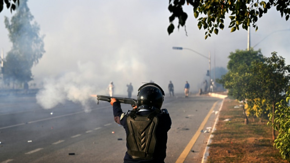  Quatro agentes morrem em protestos de seguidores de ex-premiê paquistanês detido 