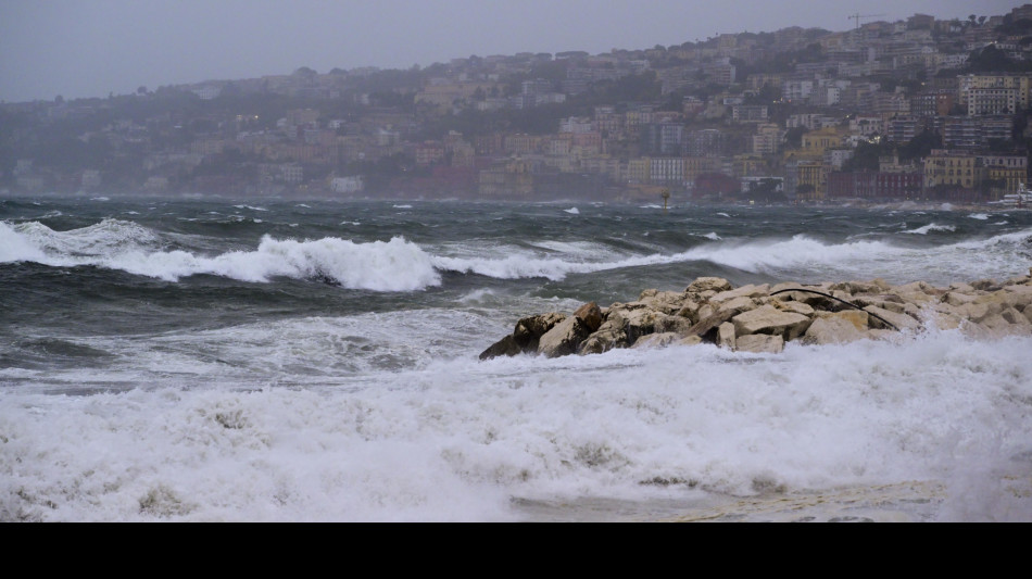 Maltempo: Pozzuoli, nave in difficoltà per una burrasca di vento