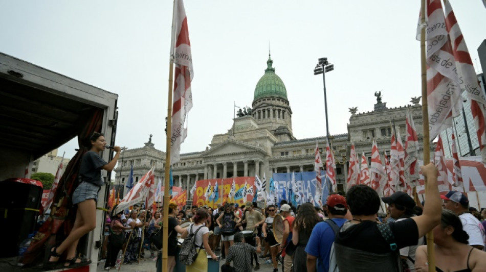 Revés legislativo de Milei adiciona incertezas à crise na Argentina