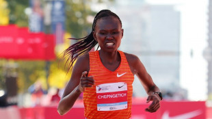 Queniana Ruth Chepngetich bate recorde mundial feminino da maratona com vitória em Chicago