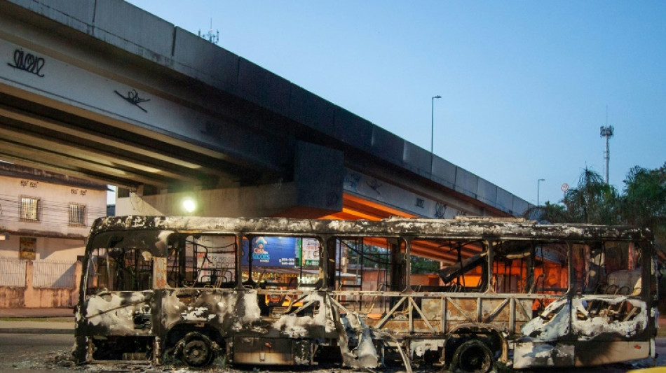 Milicianos incendeiam ônibus no Rio de Janeiro após operação policial