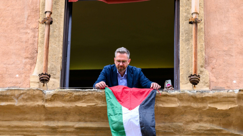 Il Comune di Bologna espone la bandiera della Palestina