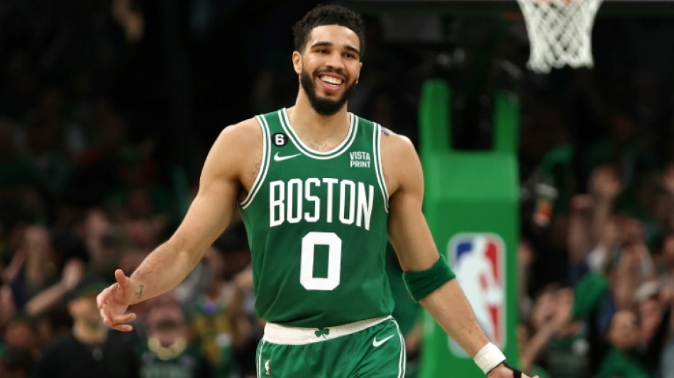 Tatum arrasa Sixers com 51 pontos e leva Celtics à final da Conferência Leste da NBA