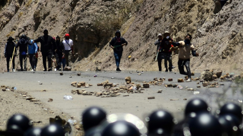 Apoiadores de Evo Morales mantêm 200 militares reféns na Bolívia