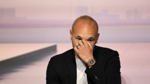 "Être sur la pelouse, c'est fini": Iniesta, légende du Barça, annonce sa retraite à 40 ans