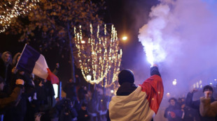 Französische Fans feiern Einzug ins Finale auf den Champs-Élysées