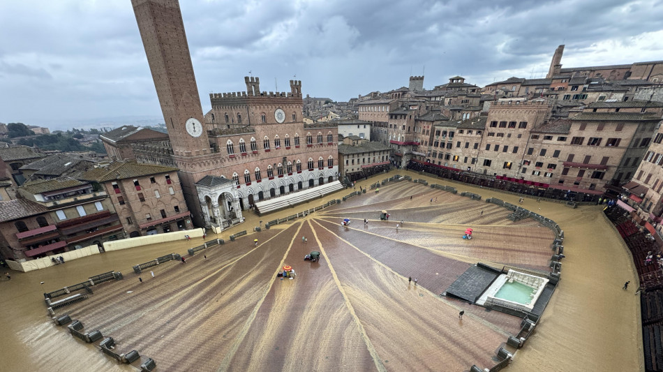 Palio di Siena rinviato a domani causa pioggia