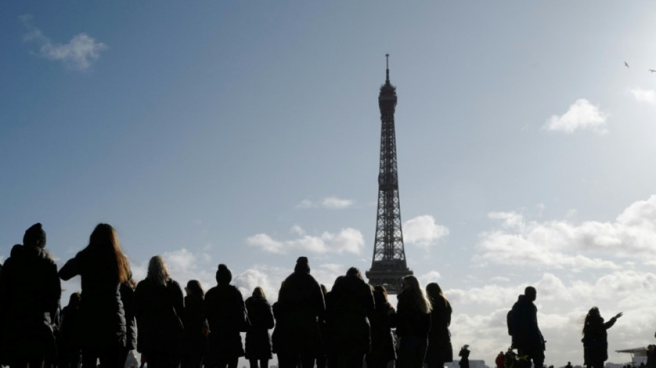 Polícia francesa investiga dois alertas falsos de bomba na Torre Eiffel