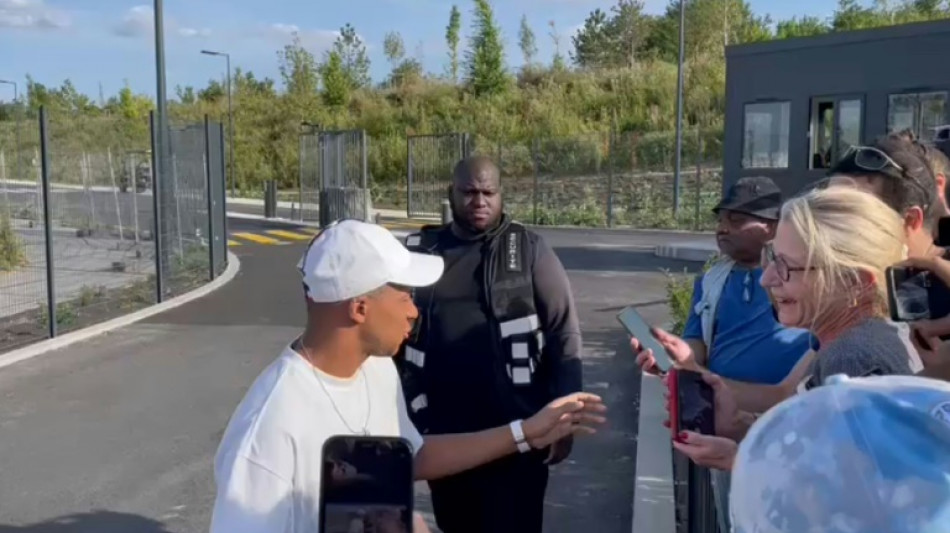 Mbappé distribui autógrafos e posa com torcedores após ser afastado de excursão do PSG