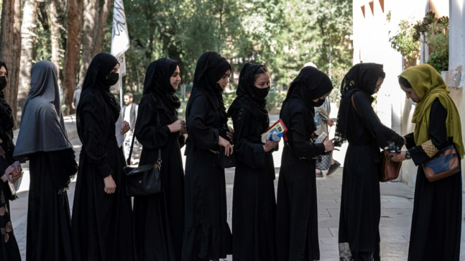 Afghanistan: des filles passent un examen d'entrée à l'université, dans la peur des attentats