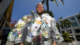 US-Umweltaktivist trägt 28 Kilogramm Müll durch Straßen von Beverly Hills