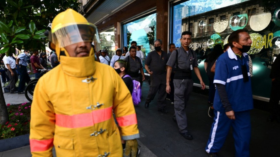 Mexicanos fazem simulação de terremoto, costume com tons tragicômicos