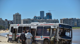 Uruguay: bus fuori controllo finisce sulla spiaggia, 16 feriti