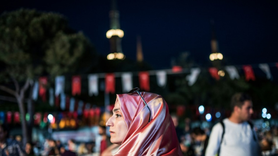 Le foulard flotte sur le Parlement avant les élections en Turquie