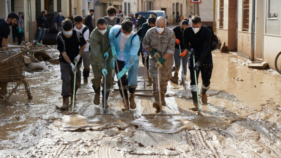 "Ce sont des anges": les jeunes en première ligne pour aider les sinistrés en Espagne