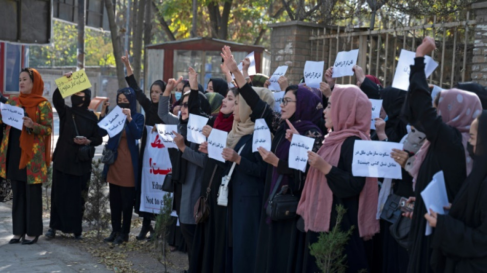 Des Afghanes manifestent contre l'expulsion d'étudiantes d'une résidence universitaire