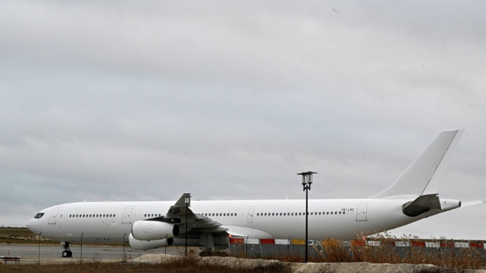 Avião com passageiros da Índia retido na França decola rumo a Mumbai