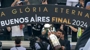 Djokovic carrega troféu da Libertadores antes da final entre Atlético-MG e Botafogo