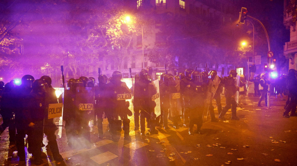  Cariche polizia a protesta ultradestra davanti sede Psoe Madrid 