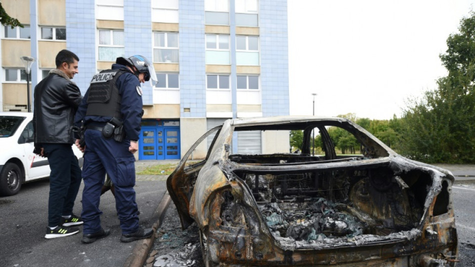 Tirs de mortiers d'artifice et véhicules brûlés à Alençon