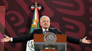 "¡Ánimo!": López Obrador ofrece su última "mañanera" a los "Amlovers" en México