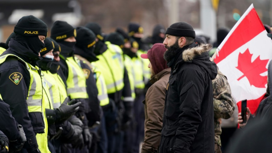 Policía de Canadá evacúa puente bloqueado y manifestante confluyen en Ottawa