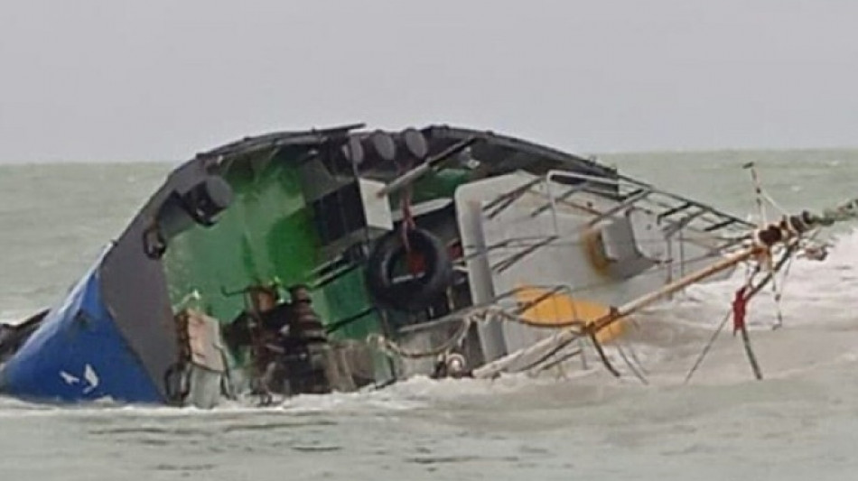 Divers inspect fuel-laden ship sunk off Tunisia