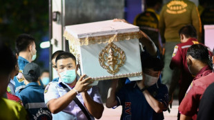 Thaïlande: recueillement après la tuerie dans une crèche, le roi attendu sur place