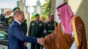 Bundeskanzler Scholz von Kronprinz bin Salman in Saudi-Arabien empfangen